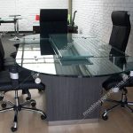 mesa de juntas en vidrio y base en madera