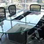 mesa de juntas en vidrio con sillas