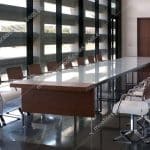 mesa de juntas moderna en madera y vidrio