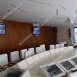 sala de juntas con televisor